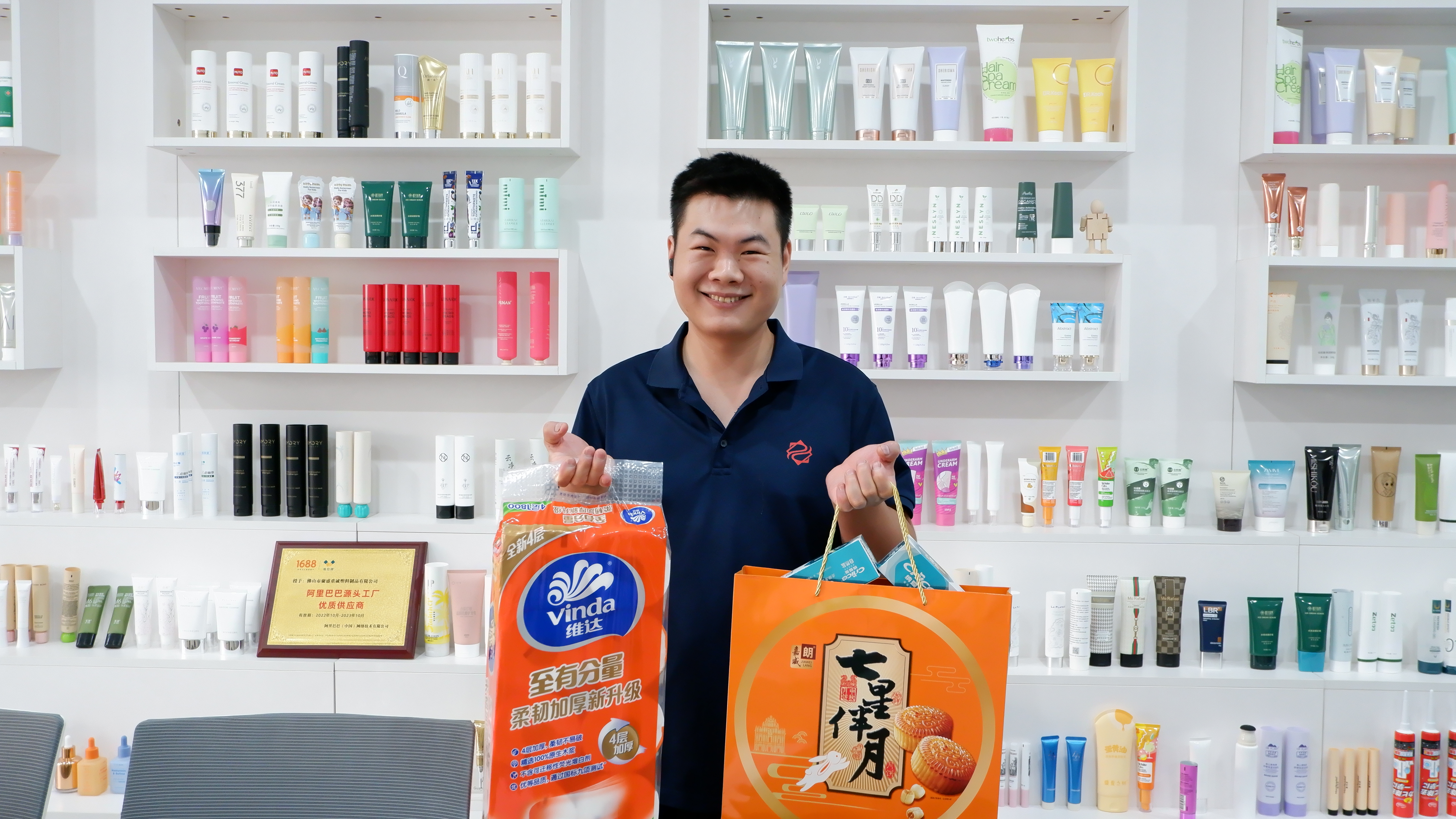 The company prepared gifts for the employees to celebrate the double festivals.